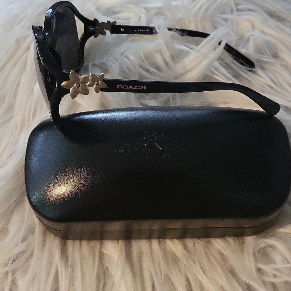 🌸🌸NEW COACH🌸🌸 Authentic Coach Black Integration Flower Sunglasses! - Picture 3 of 10